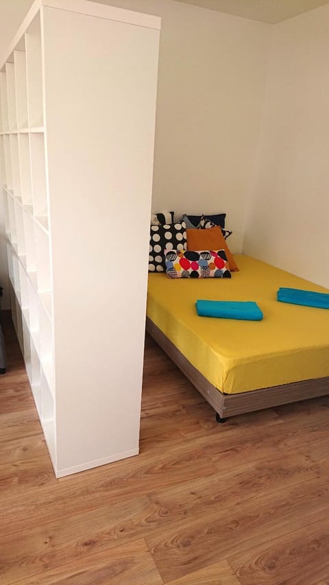 5 min (450 meter) walk Tram T2: Puteaux/La Défense Apartment in Puteaux