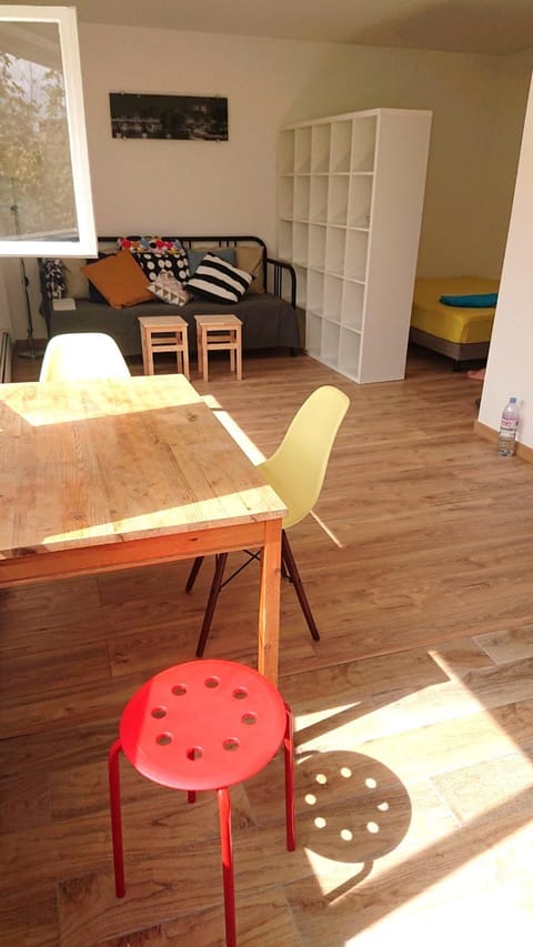 5 min (450 meter) walk Tram T2: Puteaux/La Défense Apartment in Puteaux