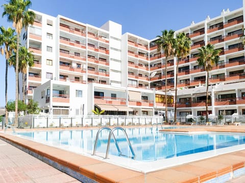 Property building, Swimming pool, sunbed