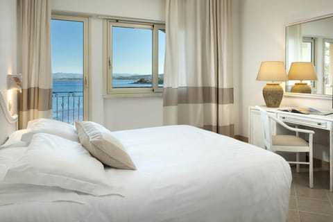 Bed, Balcony/Terrace, Photo of the whole room, Decorative detail, Bedroom, Sea view