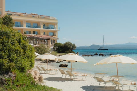 Property building, Day, Natural landscape, Beach, sunbed
