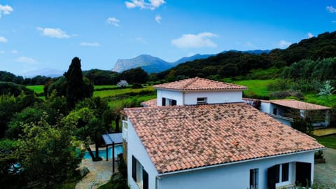 Villa A CASA DI FICU à 14kms d'Ajaccio et des plages avec Piscine Jacuzzi Pétanque Sans vis à vis Villa in Corsica