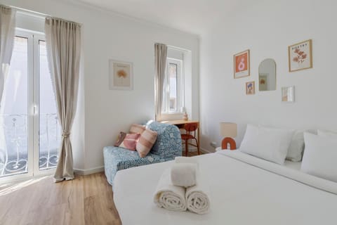 Bed, Living room, Photo of the whole room, Seating area, Bedroom, towels