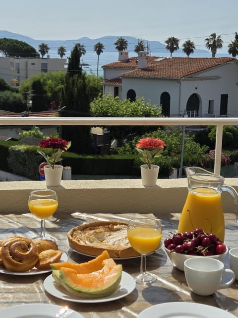 View (from property/room), Balcony/Terrace, Food and drinks, Sea view, Breakfast