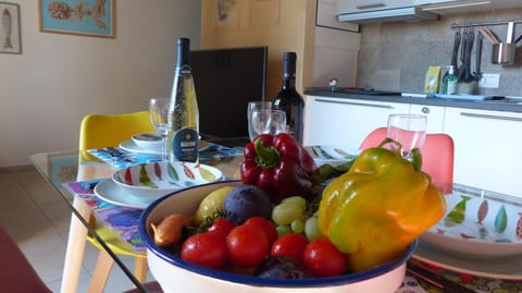 Kitchen or kitchenette, Food and drinks, Dining area, Food