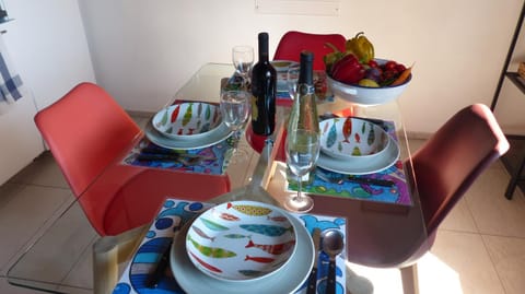 Living room, Food and drinks, Dining area, Food