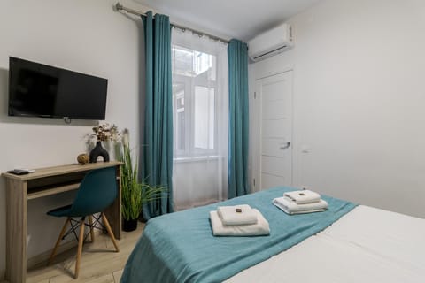 Bed, TV and multimedia, Bedroom, towels