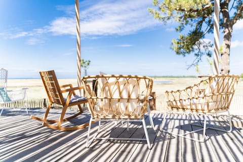 View (from property/room), Balcony/Terrace, Lounge or bar, Sea view, sunbed