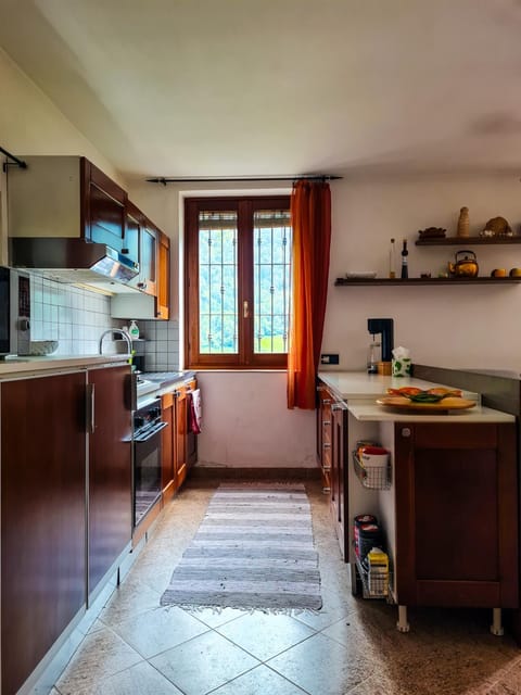 Coffee/tea facilities, microwave, oven, stove, kitchen