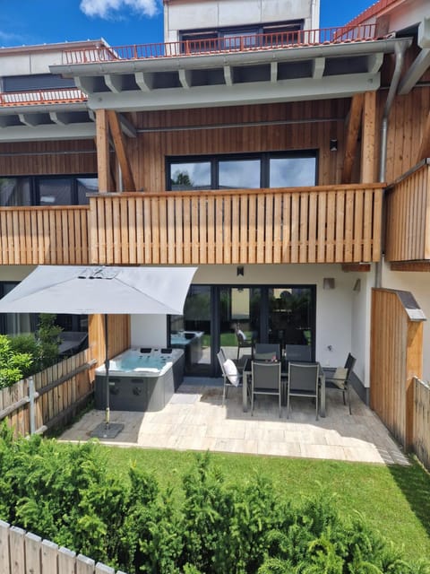 Property building, Hot Tub, Swimming pool