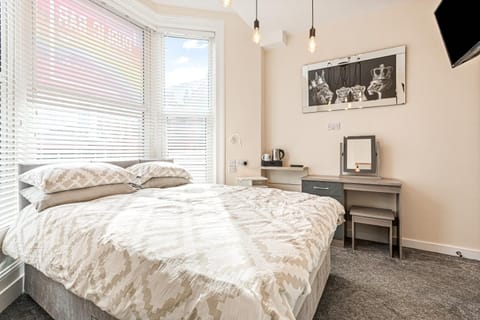 Bed, Photo of the whole room, hair dresser