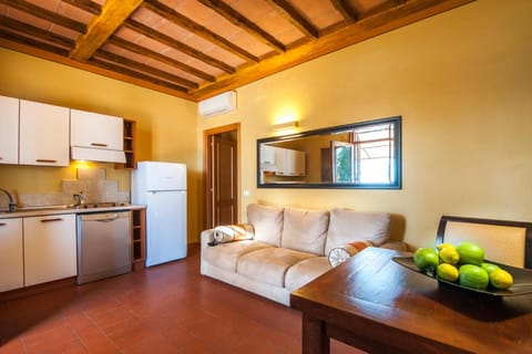 Kitchen or kitchenette, Seating area