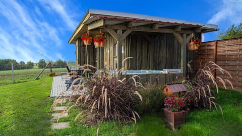 Property building, Patio, Hot Tub, Spa and wellness centre/facilities, Garden view