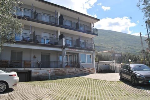 Property building, Garden, Parking