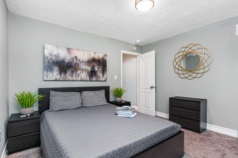 Modern House in Clearwater with access to a Shared Swimming Pool Apartment in Safety Harbor