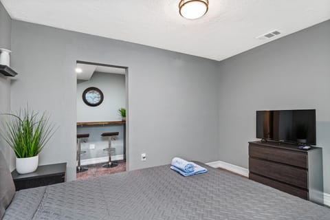 Modern House in Clearwater with access to a Shared Swimming Pool Apartment in Safety Harbor