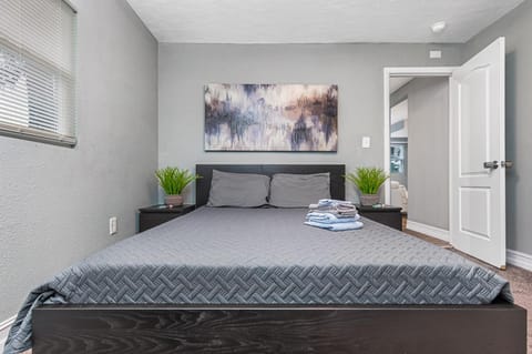 Modern House in Clearwater with access to a Shared Swimming Pool Apartment in Safety Harbor