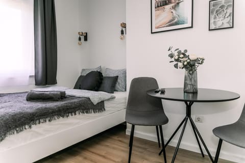 Bed, Photo of the whole room, Seating area, Dining area