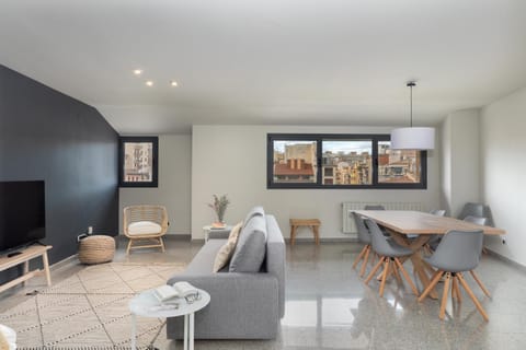 TV and multimedia, Living room, Seating area, Dining area