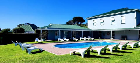 The River Club Loft - 6 sleeper, Swimming Pool, 2 min to Robberg Beach Apartment in Plettenberg Bay