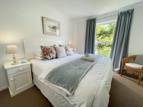 The River Club Loft - 6 sleeper, Swimming Pool, 2 min to Robberg Beach Apartment in Plettenberg Bay