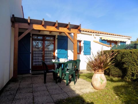 Property building, Patio, Day, Garden, Dining area, Garden view