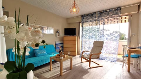 TV and multimedia, Balcony/Terrace, Living room, Decorative detail, Seating area, Dining area, hair dresser