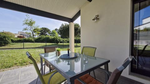 Patio, Day, Garden, Dining area, Garden view