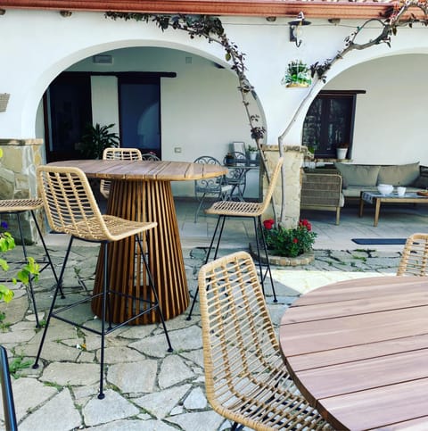 Patio, Day, Living room, Seating area, Dining area