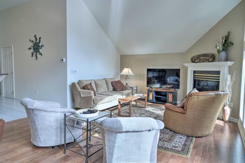 Lakefront Bolton Retreat with Balcony and Views! Apartment in Bolton Landing