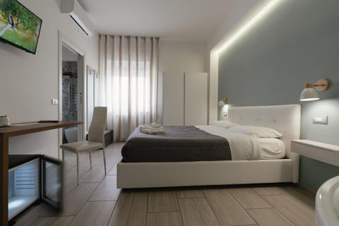 Bed, Bathroom, TV and multimedia, minibar, wardrobe, air conditioner