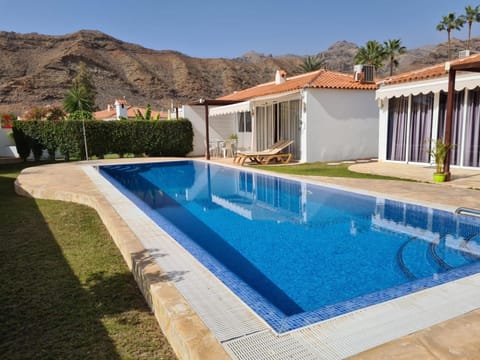 Property building, Day, Natural landscape, Mountain view, Pool view, Swimming pool, sunbed