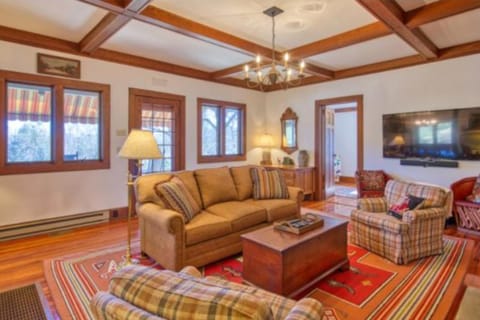 Littleton House House in Lake Junaluska