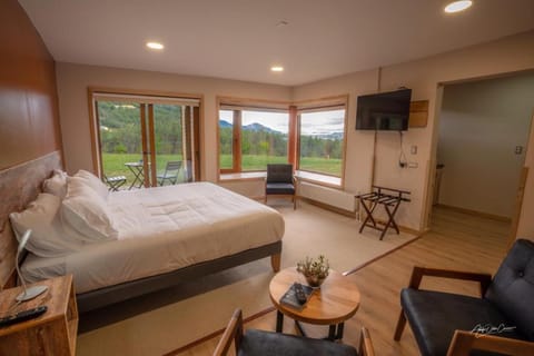 Communal lounge/ TV room, Bed, Natural landscape, TV and multimedia, Photo of the whole room, Seating area, Bedroom, Mountain view