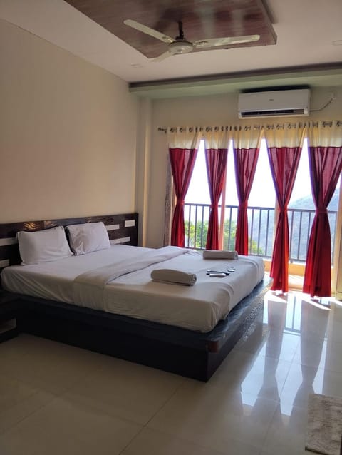 Bed, Photo of the whole room, towels, air conditioner