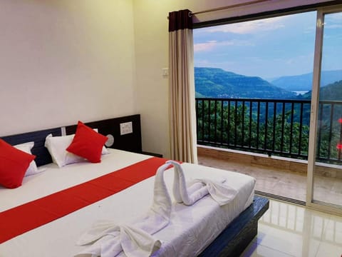 Bed, View (from property/room), Balcony/Terrace, Photo of the whole room, Bedroom, Mountain view, River view, towels