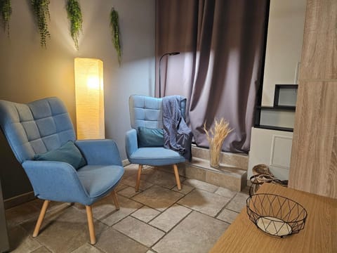 Library, Living room, Seating area