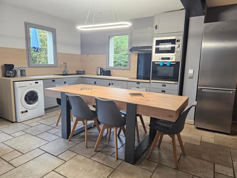 Kitchen or kitchenette, Dining area, dishwasher, oven, toaster, washing machine