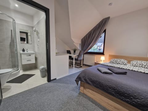 Shower, Bed, Bathroom, Photo of the whole room, Bedroom, towels