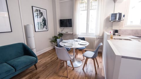 Kitchen or kitchenette, Living room, Dining area