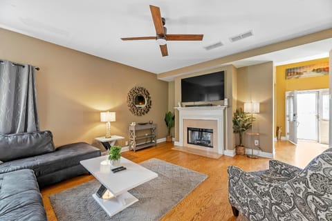 Communal lounge/ TV room, TV and multimedia, Living room, Seating area, Evening entertainment, fireplace