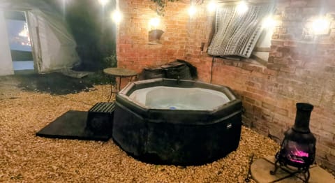 Secret Heated Dome, Hot Tub,Firepit Projector in Lincoln Apartment in West Lindsey District