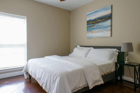 Quiet 3BR Escape, 4 TVs, Kitchen, Parking -F- Apartment in Moss Point