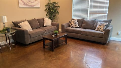 Quiet 3BR Escape, 4 TVs, Kitchen, Parking -F- Apartment in Moss Point