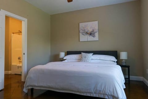 Quiet 3BR Escape, 4 TVs, Kitchen, Parking -F- Apartment in Moss Point