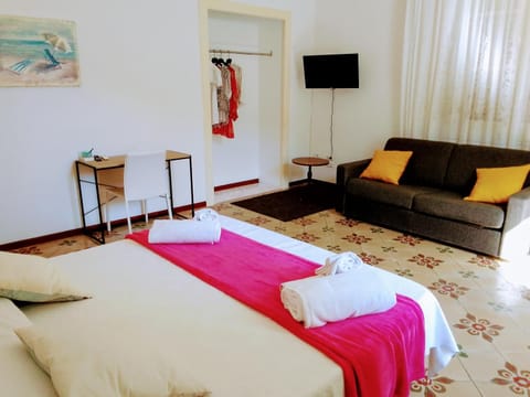 Bed, TV and multimedia, Photo of the whole room, Bedroom, towels