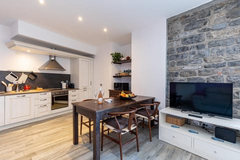 TV and multimedia, Kitchen or kitchenette, Living room, Seating area, Dining area, stove