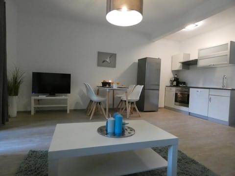 TV and multimedia, Kitchen or kitchenette, Living room