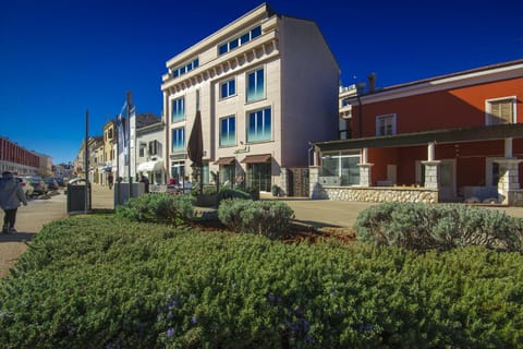 Property building, Nearby landmark, Neighbourhood