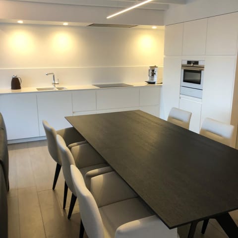 Kitchen or kitchenette, Dining area